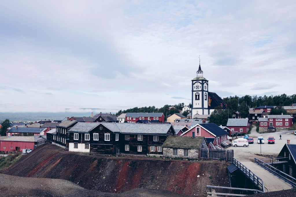 Video laden: Die historische Stadt Røros in Norwegen ist die Heimat der Marke HÅG und seit mehr als 60 Jahren ein zentraler Bestandteil unserer Geschichte. Drei kurze Filme erzählen die einzigartige Geschichte von HÅG aus leicht unterschiedlichen Perspektiven.